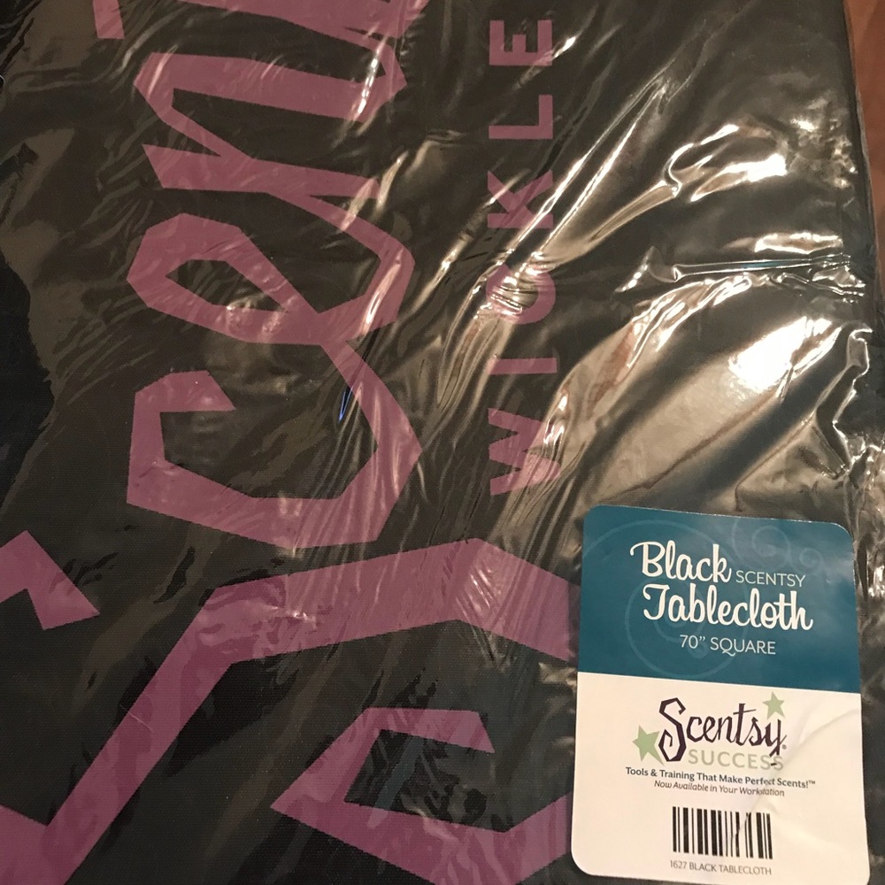 New never used Scentsy tablecloth